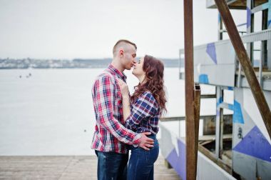 Birlikte şık çift aşık kareli gömlek giymek.