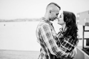 Birlikte şık çift aşık kareli gömlek giymek.