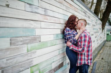 Birlikte şık çift aşık kareli gömlek giymek.