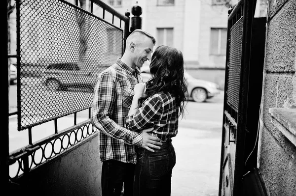 Casal elegante desgaste na camisa xadrez no amor juntos . — Fotografia de Stock