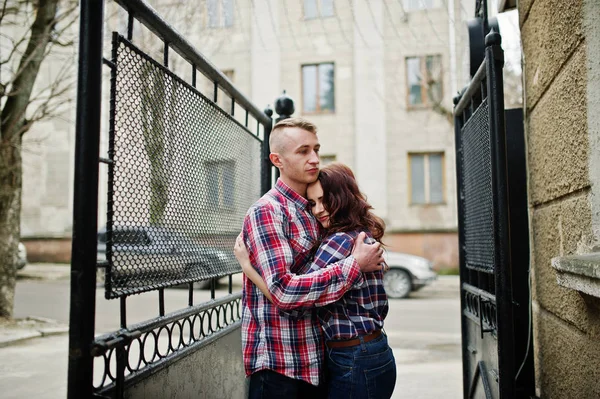 Stijlvolle paar dragen op geruite shirt in liefde samen. — Stockfoto