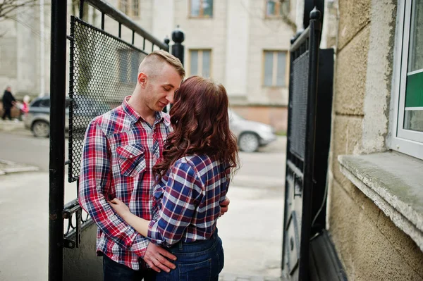 Casal elegante desgaste na camisa xadrez no amor juntos . — Fotografia de Stock