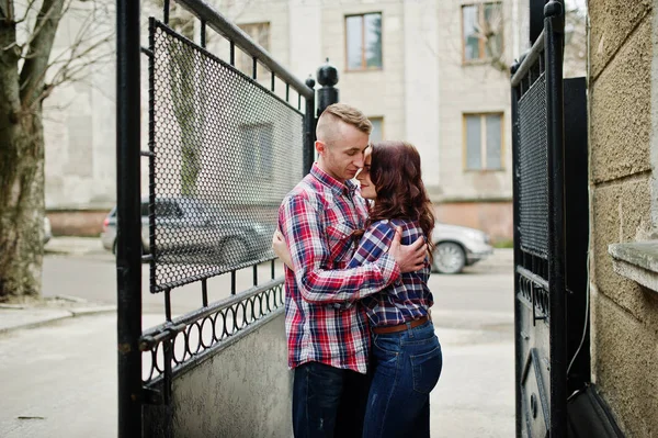 Stijlvolle paar dragen op geruite shirt in liefde samen. — Stockfoto