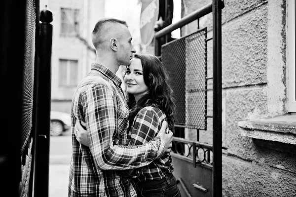 Couple élégant porter sur chemise à carreaux en amour ensemble . — Photo