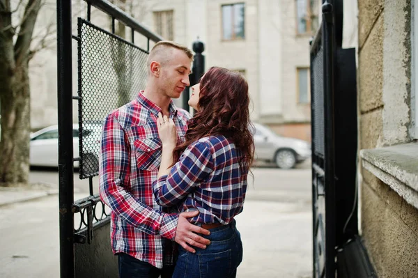 Casal elegante desgaste na camisa xadrez no amor juntos . — Fotografia de Stock