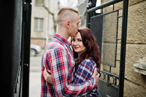 Casal elegante desgaste na camisa xadrez no amor juntos . — Fotografia de Stock