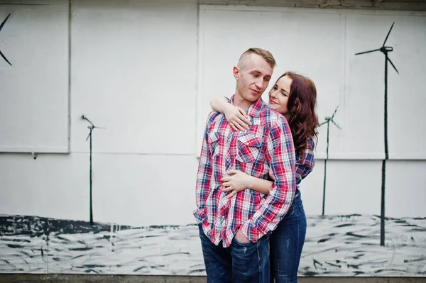 Casal elegante desgaste na camisa xadrez no amor juntos . — Fotografia de Stock