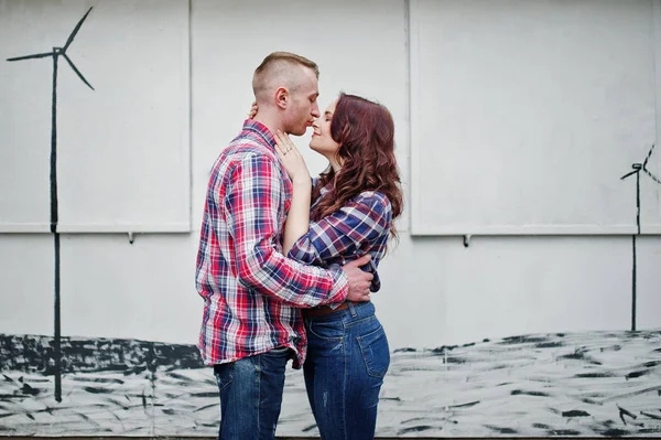 Casal elegante desgaste na camisa xadrez no amor juntos . — Fotografia de Stock