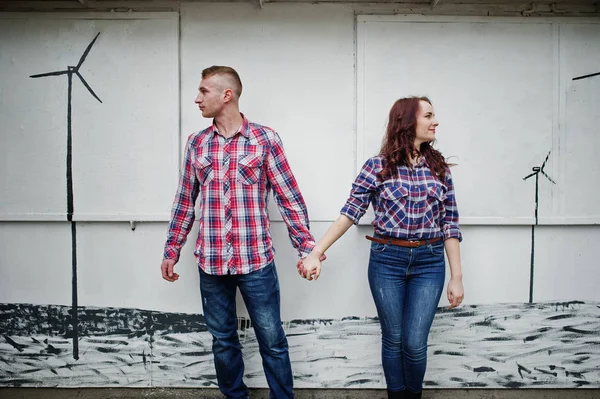 세련 된 한 쌍 함께 사랑에 체크 무늬 셔츠에 착용. — 스톡 사진
