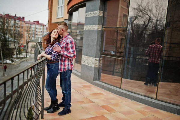 Elegante pareja llevar en camisa a cuadros en el amor juntos . — Foto de Stock