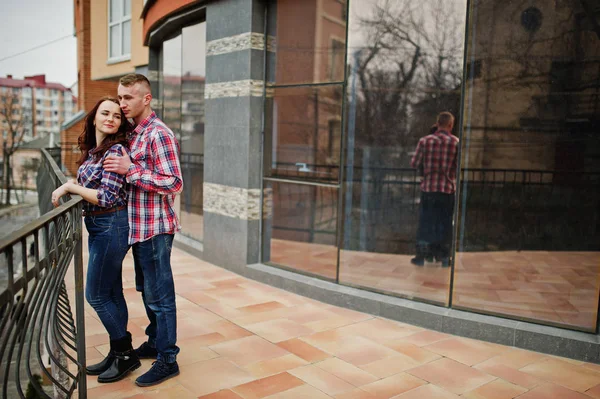 Elegante pareja llevar en camisa a cuadros en el amor juntos . — Foto de Stock