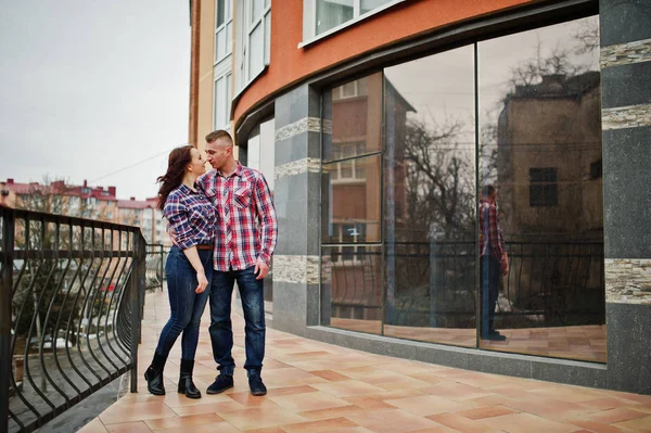 Casal elegante desgaste na camisa xadrez no amor juntos . — Fotografia de Stock