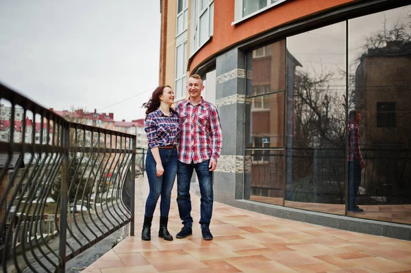 Stijlvolle paar dragen op geruite shirt in liefde samen. — Stockfoto