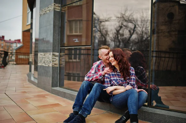 Elegantní pár nosit na kostkovanou košili v lásce spolu. — Stock fotografie