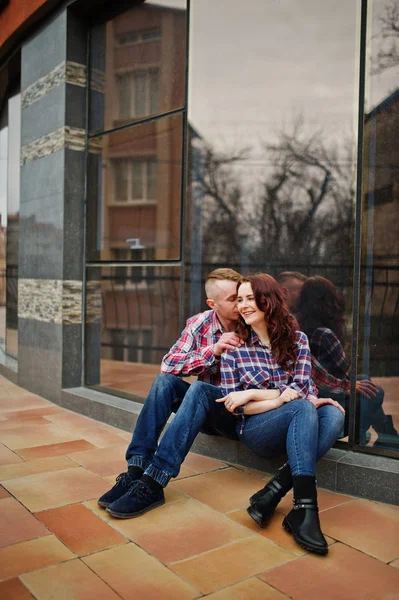 Couple élégant porter sur chemise à carreaux en amour ensemble . — Photo