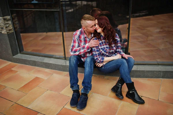 Stílusos pár viselni a kockás ing-szerelmes együtt. — Stock Fotó