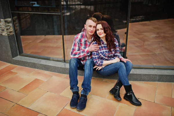 Casal elegante desgaste na camisa xadrez no amor juntos . — Fotografia de Stock