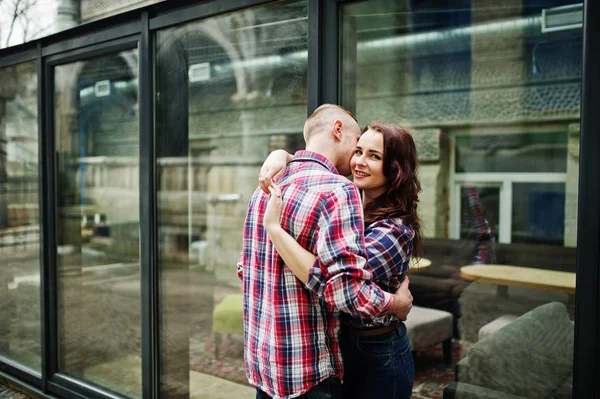 Stijlvolle paar dragen op geruite shirt in liefde samen. — Stockfoto