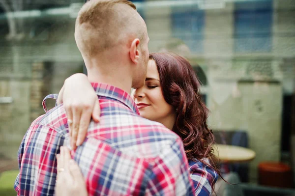 Couple élégant porter sur chemise à carreaux en amour ensemble . — Photo