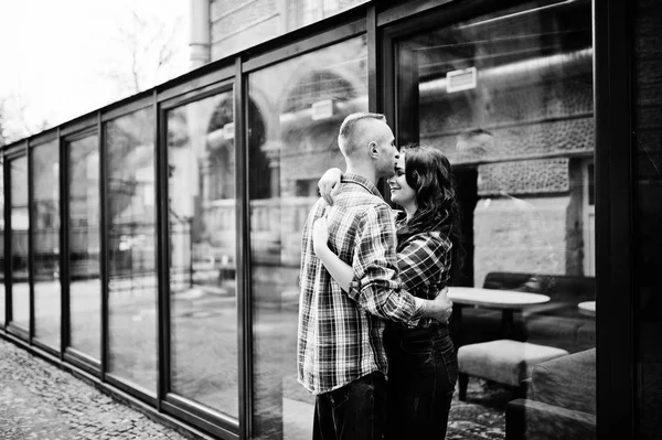 Stijlvolle paar dragen op geruite shirt in liefde samen. — Stockfoto