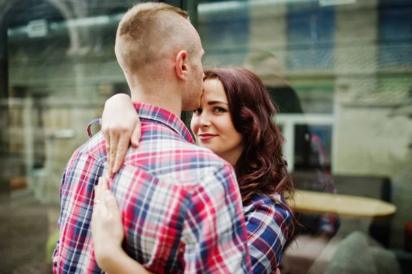 Elegante pareja llevar en camisa a cuadros en el amor juntos . —  Fotos de Stock