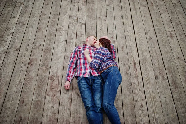 Casal elegante desgaste na camisa xadrez no amor juntos mentira em t — Fotografia de Stock