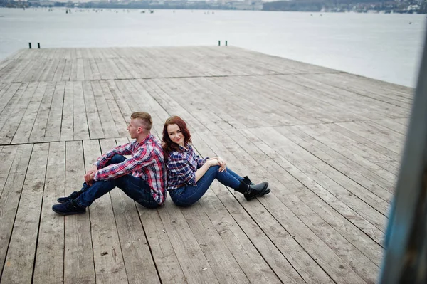 Elegante coppia indossare su camicia a scacchi in amore insieme seduta — Foto Stock