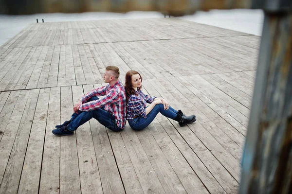Couple élégant porter sur chemise à carreaux en amour assis ensemble — Photo