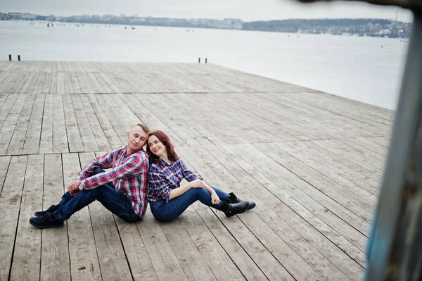 Elegante casal desgaste no xadrez camisa no amor juntos sentado — Fotografia de Stock