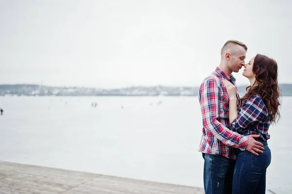 Casal elegante desgaste na camisa xadrez no amor juntos . — Fotografia de Stock