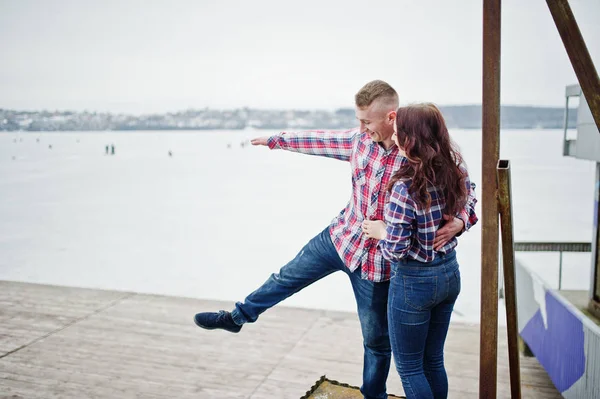 Casal elegante desgaste na camisa xadrez no amor juntos . — Fotografia de Stock