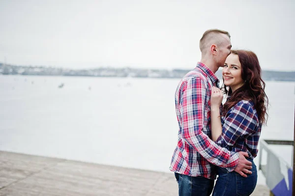 Casal elegante desgaste na camisa xadrez no amor juntos . — Fotografia de Stock