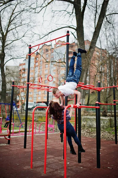 Snygg par bära på rutig skjorta i kärlek grupp kissing — Stockfoto