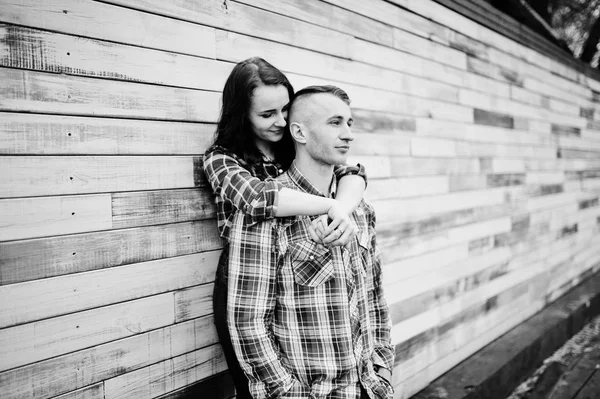 Birlikte şık çift aşık kareli gömlek giymek.