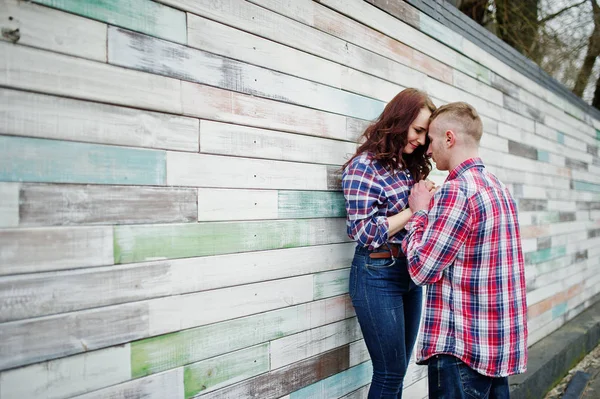 Casal elegante desgaste na camisa xadrez no amor juntos . — Fotografia de Stock