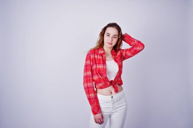 Kırmızı ekose desenli gömlek ve beyaz pantolon beyaz ba karşı genç kız