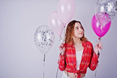 Genç kız kırmızı ekose desenli gömlek ve beyaz pantolon ag balonlar