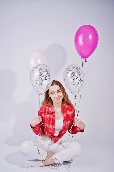 Jeune fille en chemise à carreaux rouges et pantalon blanc avec ballons ag — Photo