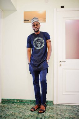 Zengin Afrika adam şık geleneksel giysiler ve şapka cam