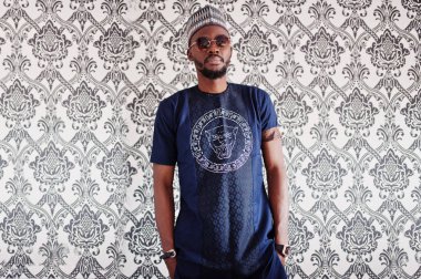 Zengin Afrika adam şık geleneksel giysiler ve şapka cam