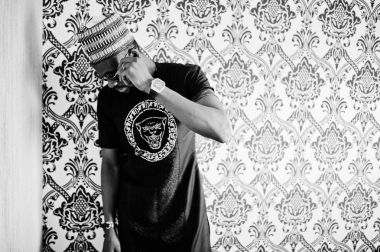 Zengin Afrika adam şık geleneksel giysiler ve şapka cam