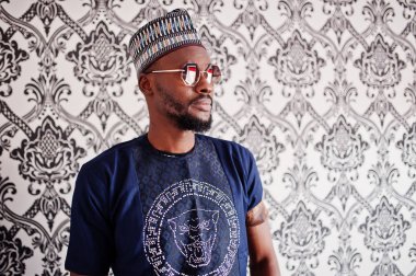 Zengin Afrika adam şık geleneksel giysiler ve şapka cam