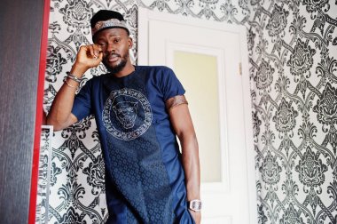 Zengin Afrika adam şık geleneksel giysiler ve şapka yarattığı bir