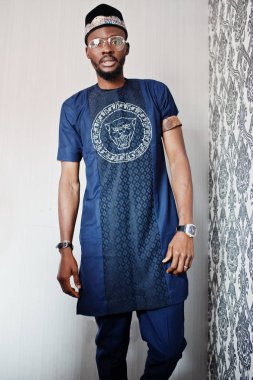 Zengin Afrika adam şık geleneksel giysiler ve şapka cam