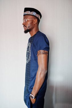 Zengin Afrika adam şık geleneksel giysiler ve şapka cam