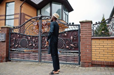 Zengin Afrika adam şık geleneksel giysiler ve poz şapka ou