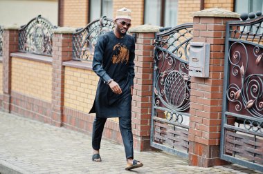 Zengin Afrika adam şık geleneksel giysiler ve poz şapka ou