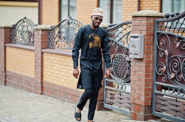 Zengin Afrika adam şık geleneksel giysiler ve poz şapka ou