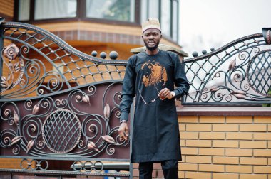 Zengin Afrika adam şık geleneksel giysiler ve poz şapka ou