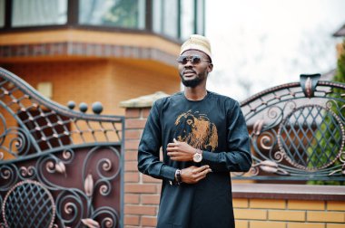 Zengin Afrika adam şık geleneksel giysiler ve poz şapka ou